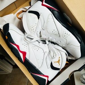 AIR JORDAN 7 RETRO (GS)
WHITE/BLACK-CARDINAL RED BLANC/ROUGE CARDINAL/NOIR